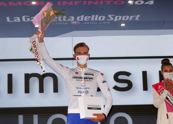 Valter Attila a fehér trikóban a Giro d'Italia dobogójánFotó: Luca Bettini/AFP
