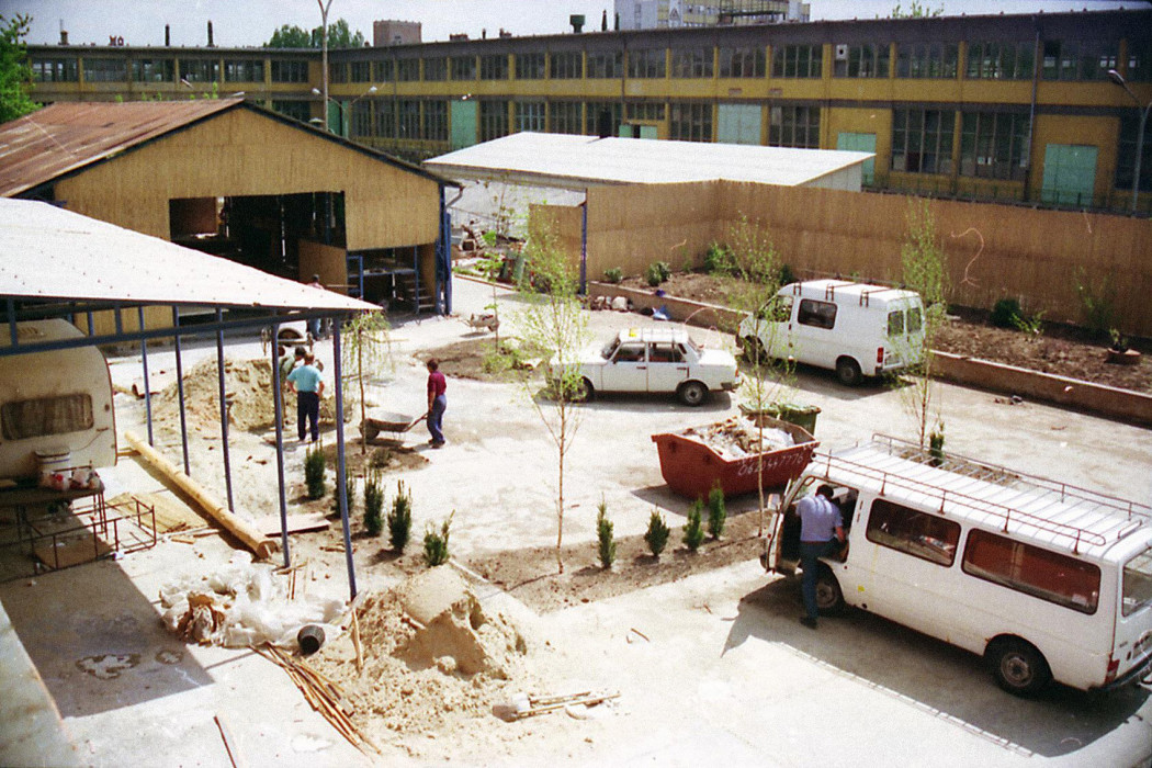 A Pajta építése 1995-ben – Fotó: Rádl Zoltán / Fonó Budai Zeneház