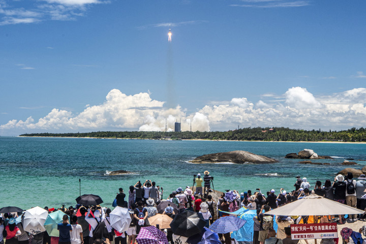 A műholdat hordozó rakéta fellövése 2020 júliusában – Fotó: STR / AFP