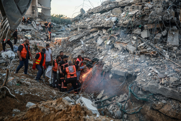Egy épület romjai egy izraeli légicsapás után a Gázai övezetben – Fotó: Mustafa Hassona / Anadolu Agency / Anadolu Agency via AFP