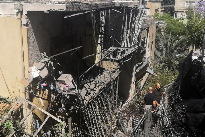 Megrongálódott épület Tel-Aviv egyik külvárosában – Fotó: Alexandra Vardi / AFP