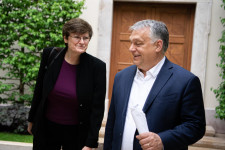 Disznósajttal válaszolt Orbán Viktor arra a kérdésre, hogy Karikó Katalin szerint mekkora átoltottság kell a járvány leküzdéséhez