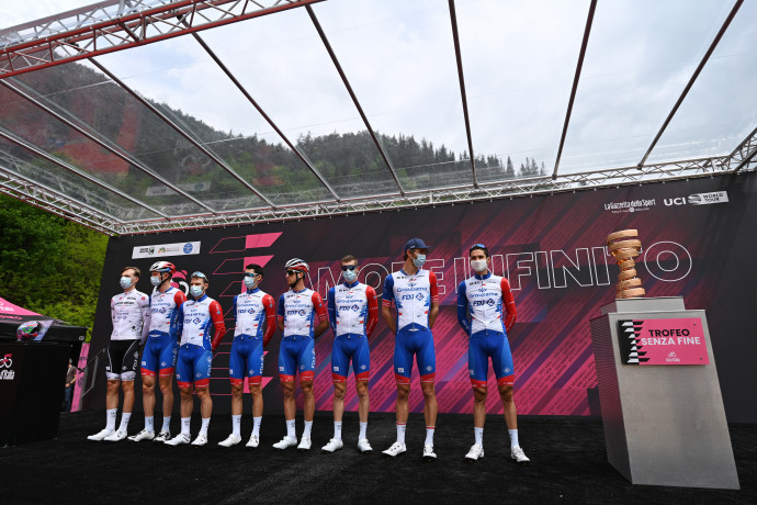 A Groupama-FDJ versenyzői a Giro d'Italia 6. szakasza előtt, fehérben Valter Attila – Fotó: Stuart Franklin/Getty Images