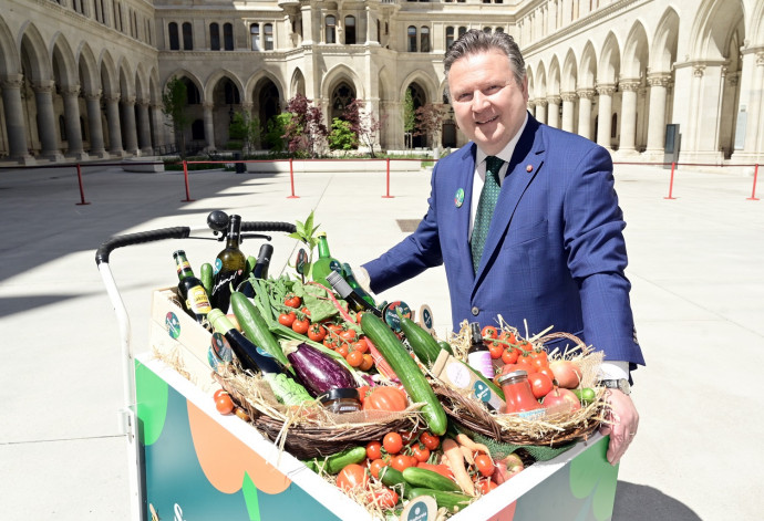 Michael Ludwig, Bécs polgármestere egy helyi zöldségkosárral. Fotó: PID/Jobst