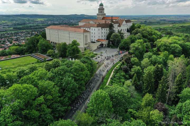A Tour de Hongrie mezőnye a pannonhalmi apátsághoz is fölmászottFotó: Vanik Zoltán/tdh.hu
