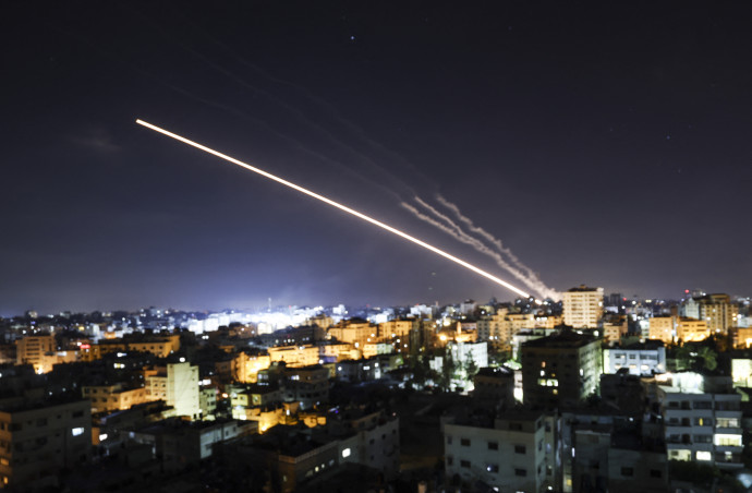 Rakétákat lőnek ki a Hamász által irányított Gáza városából magyar idő szerint péntek éjjel – Fotó: Mahmud Hams / AFP