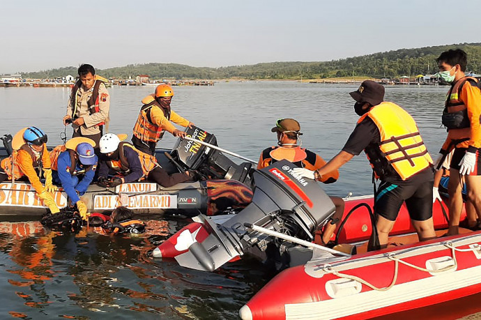 Heten megfulladtak, amikor húsz ember szelfizni akart egy csónakban Indonéziában