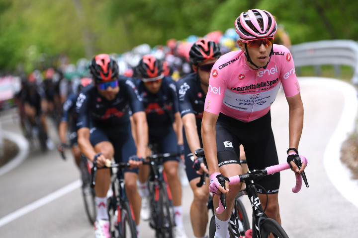Valter Attila a Giro d'Italia 9. szakaszán az Ineos-sor előtt – Fotó: Tim de Waele/Getty Images