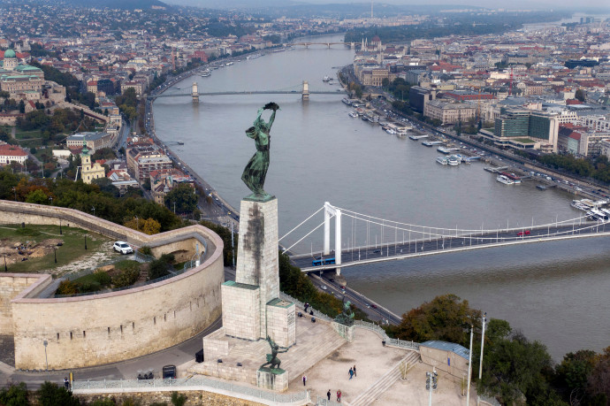 Percek alatt kimentették a rendőrök a Dunába zuhant fiatalt