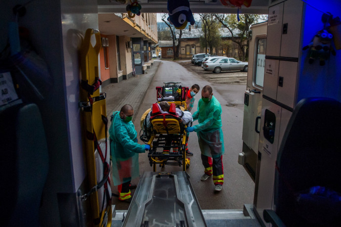 40 alatt a halálos áldozatok száma, 258-an vannak lélegeztetőgépen