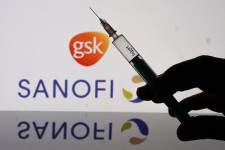 Hatásosnak tűnik a Sanofi és a GSK koronavírus elleni vakcinája