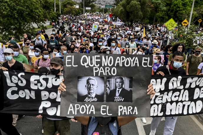 Tüntetők az Ivan Duque kolumbiai elnök által elindított adóreform-tervezet elleni tüntetésen Medellínben, 2021. április 28-án – Fotó: Joaquin Sarmiento / AFP