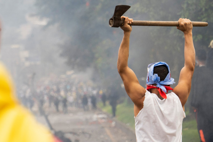 Tüntetés a rendőrség által elkövetett erőszak ellen a kolumbiai Popayanban 2021. május 14-én – Fotó: James Fabian Diaz / Reuters