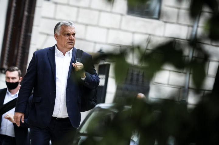 Orbán Viktor: Hahó, fészbukosok! Ki örül az esőnek?