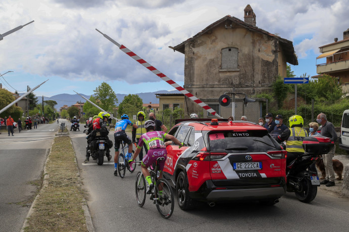 A szökevények előtt lecsukódott a sorompó a Giro d'Italia 10. szakaszánFotó: Luca Bettini/AFP