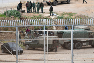Rengeteg menedékkérő jutott át Marokkóból Ceutába