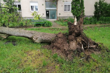 Tornádó tölcsérét látták Orosházán