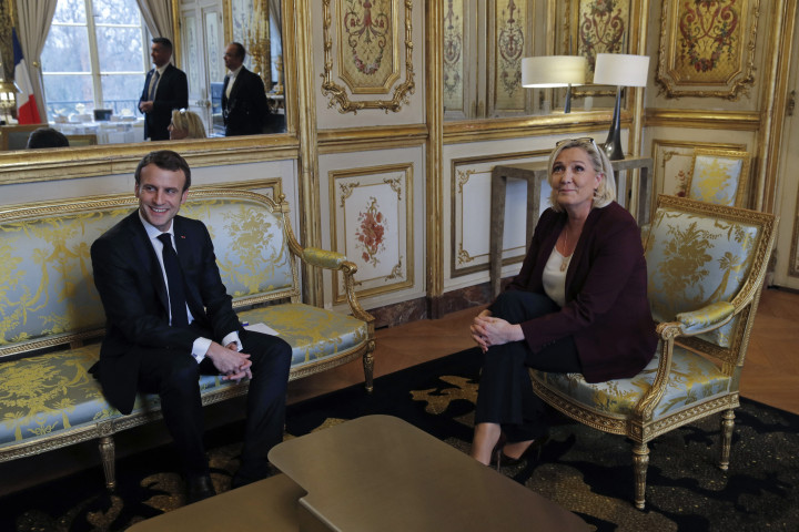 Emmanuel Macron és Marine Le Pen találkozója 2019-ben – Fotó: Hilippe Wojazer / POOL / AFP