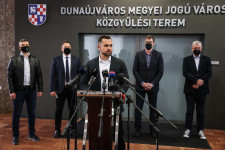 Ellenzéki pártvezetők: Kirabolják, megalázzák Dunaújvárost