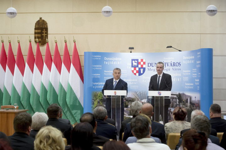 Orbán Viktor és Cserna Gábor sajtótájékoztatója 2016-ban a Modern Városok Program keretében kötött együttműködésről – Fotó: Koszticsák Szilárd / MTI