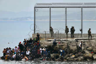 Katonákat küld Spanyolország Ceutába, ahova nyolcezer migráns érkezett egy nap alatt