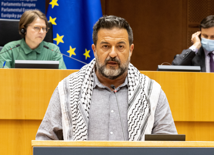 A spanyol Manu Pineda palesztin kendőben – Fotó: Alain Rolland / Európai Parlament