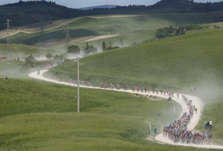 Az első murvás szakaszon is megnyúlt már a Giro d'Italia mezőnye a 11. szakaszonFotó: Luca Bettini/AFP