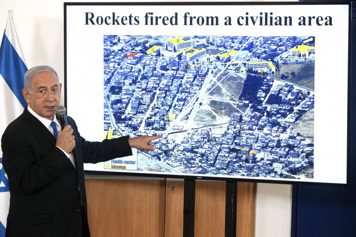 Benjámin Netanjahu a nagyköveti értekezleten mutatja a civil palesztin területről kilőtt rakéták helyét – Fotó: Sebastian Scheiner / POOL / AFP