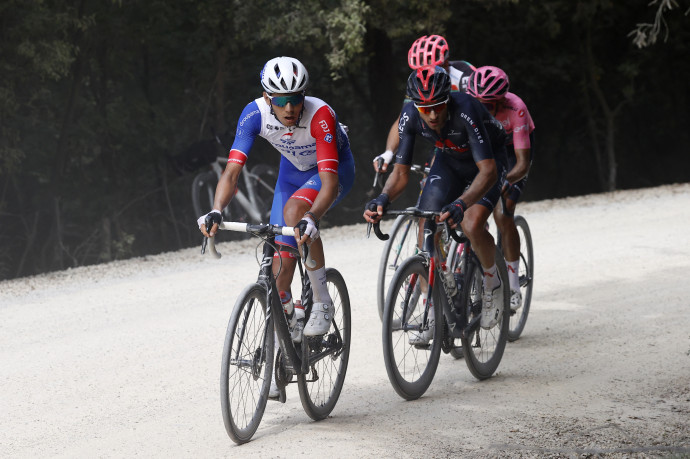 Valter Attila meghúzta az egyik emelkedőt, mögötte, a harmadik helyen a rózsaszín trikós Egan Bernal kapaszkodikFotó: Luca Bettini/AFP