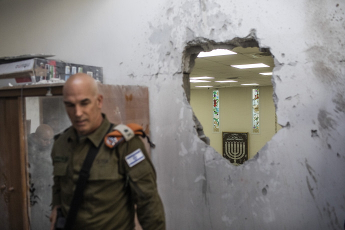 A Hamász rakétája által ütött lyuk egy zsinagóga falán az izraeli Askelón városában 2021. május 16-án – Fotó: Ilia Yefimovich / Picture Alliance / Getty Images