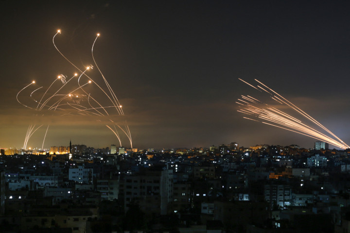 A Gázai övezetben található Beit Lahia 2021. május 14-én. Jobbról a Hamász által kilőtt rakéták érkeznek, balról a Vaskupola elhárító rakétái – Fotó: Anas Baba / AFP