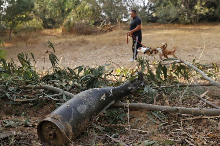 A Hamász rakétájának maradvány az izraeli Askelón közelében 2021. május 12-én – Fotó: Jack Guez / AFP
