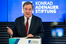 A CDU kancellárjelöltje többségi döntéssel akadályozná meg a magyar vétókat az unióban