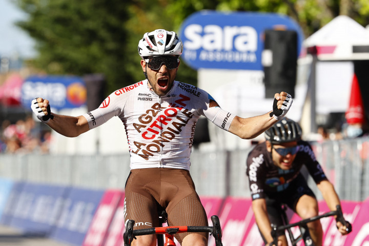 Andrea Vendrame szökésből nyerte a Giro d'Italia 12. szakaszán, a végén Chris Hamiltont sprintelte leFotó: Luca Bettini/AFP