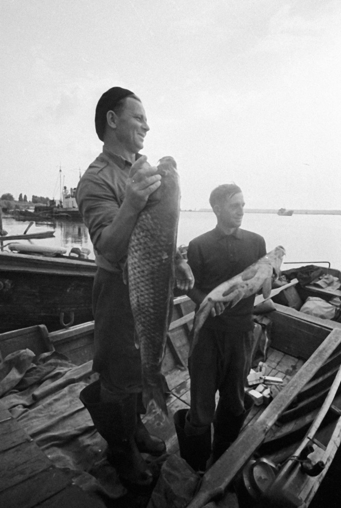 Halászok a víztározóban 1973-ban – Fotó: Kryachko / Sputnik / AFP