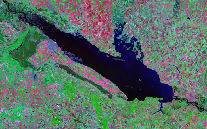 A Dnyeper folyóra épített kremencsuki víztározó műholdképe – Forrás: Wikipedia / NASA