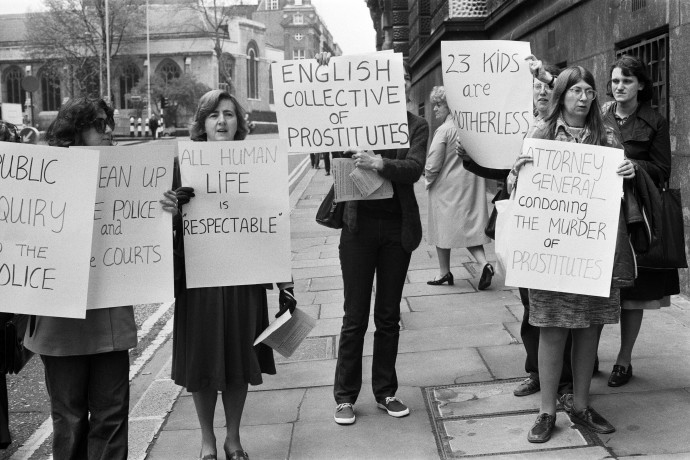 Peter Sutcliffe tárgyalása előtt összegyűlt tüntetők 1981. május 8-án – Fotó: John Varley / Mirrorpix / Getty Images