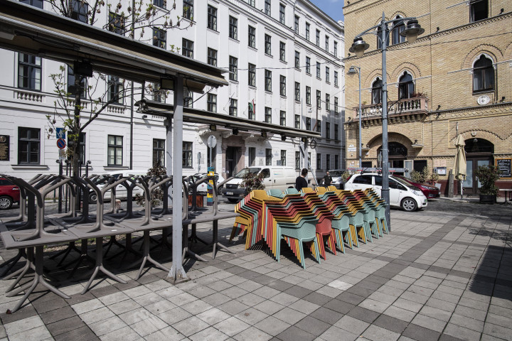 Nyitásra készülő teraszok a budapesti Mikszáth téren – Fotó: Bődey János / Telex