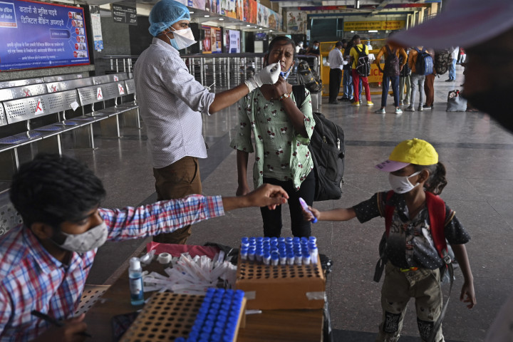 Koronavírus tesztet végeznek egy utason Új-Delhiben a vasútállomáson 2021. május 20-án – Fotó: Money SHARMA / AFP