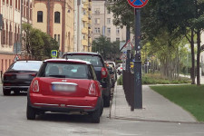 A legtöbb városban nem büntetik az autósokat, ha még nincs engedélyük az ingyenes parkolás megszűnése után