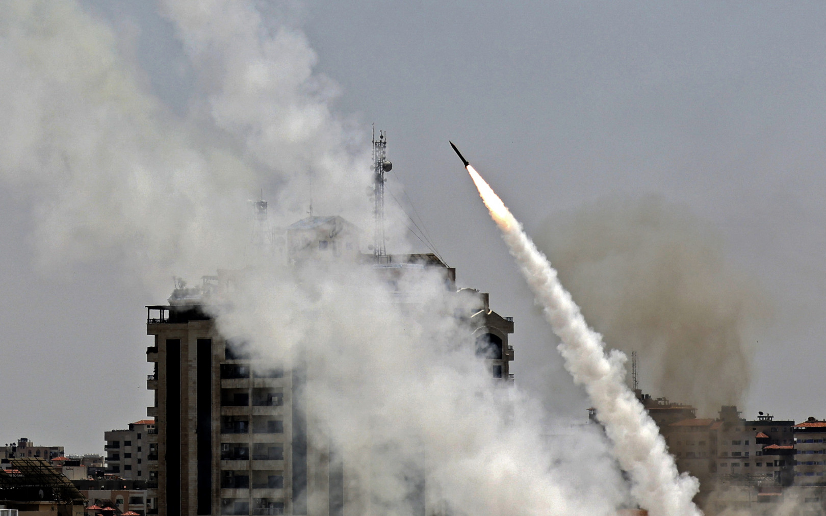 Rakétákat lőnek ki Izrael felé a palesztin Hamász terrorszervezet által irányított Gázavárosból május 11-én, miután fegyveres konfliktussá eszkalálódtak a jeruzsálemi összecsapások – Fotó: Mohammed Abed / AFP