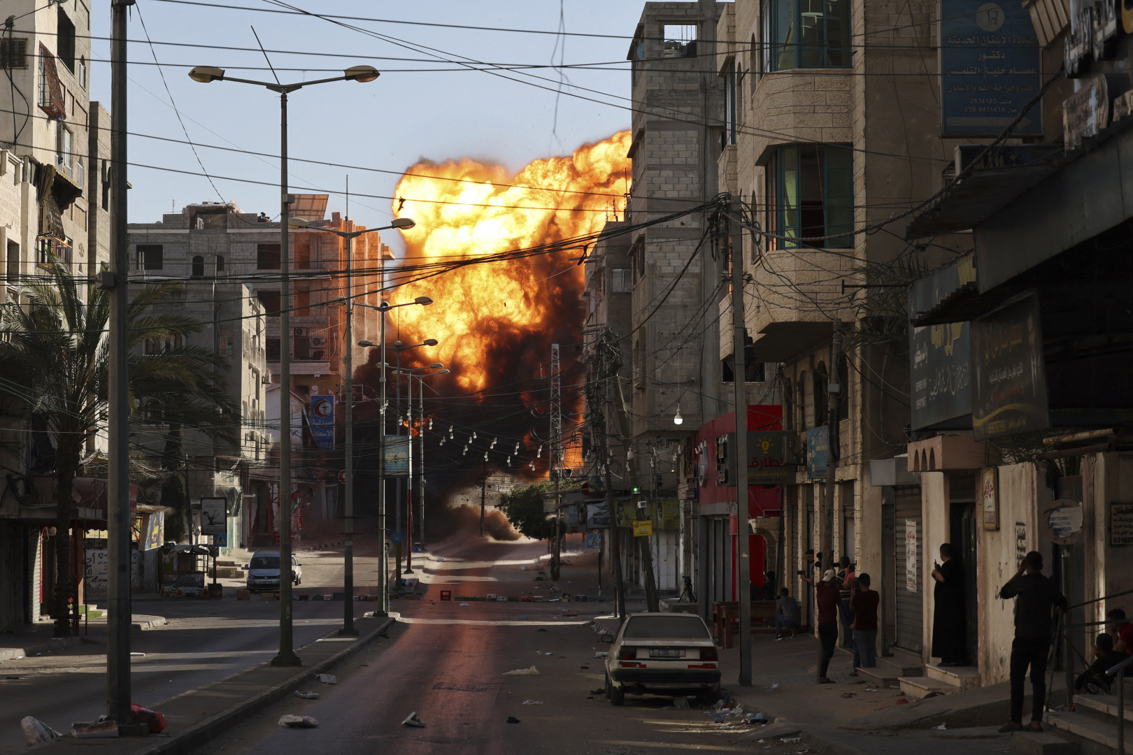 Fekete füst gomolyog május 14-én Gázavárosban egy izraeli légicsapás után, melynek célpontja a Hamászhoz köthető Intaj Bank volt – Fotó: Mohammed Abed / AFP