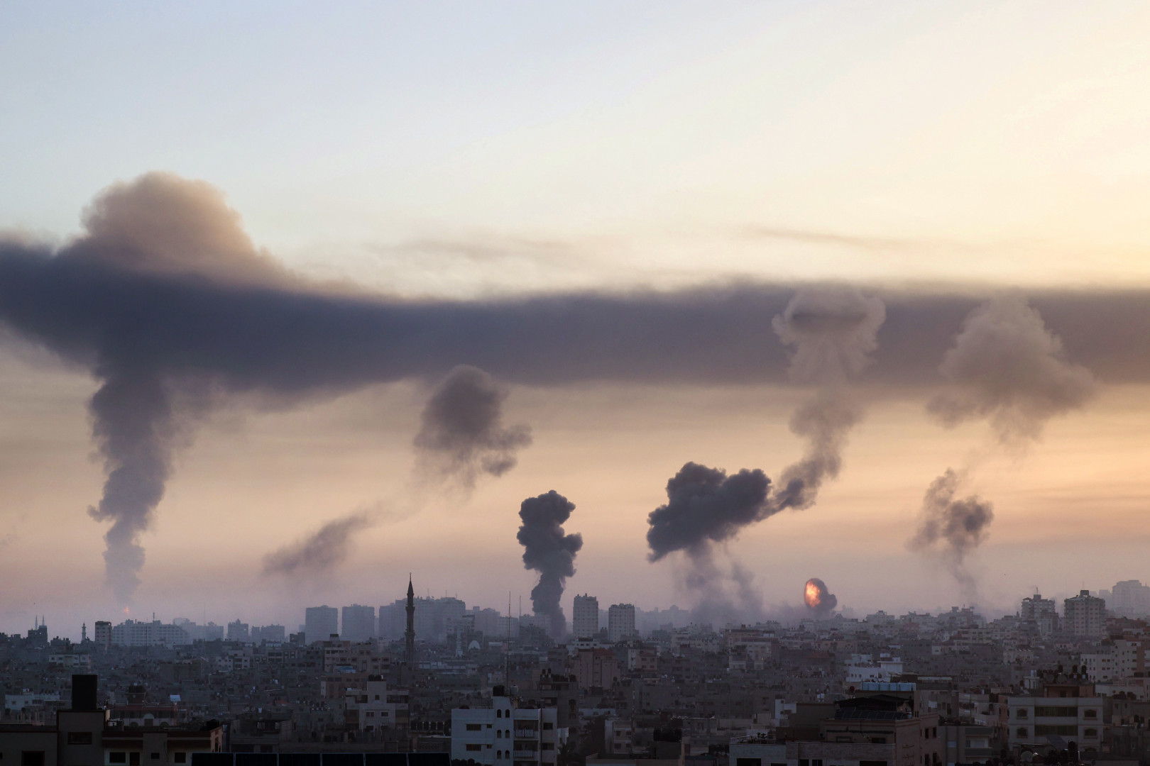 Füst száll fel Gázavárosból május 12-én hajnalban a Barcelona Park, illetve kormányzati épületek környékéről, a Gázai övezet elleni egyik legsúlyosabb izraeli légicsapást követően – Fotó: Mohammed Abed / AFP
