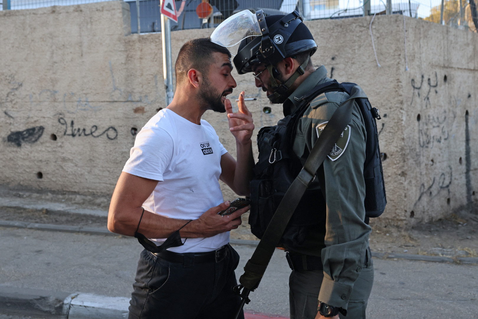 Egy palesztin férfi összeszólalkozik az izraeli védelmi erők egyik tagjával a kelet-jeruzsálemi Sejk Dzsarra városrészben. Ebből a városrészből akarnak az izraeliek palesztin családokat kilakoltatni, amely a jelenlegi konfliktus egyik kiindulópontjává vált. A fotó május 15-én, az izraeli állam létrehozásának 73. évfordulóján készült, amely egy fájdalmas dátum a palesztinok számára – Fotó: Emmanuel Dunand / AFP