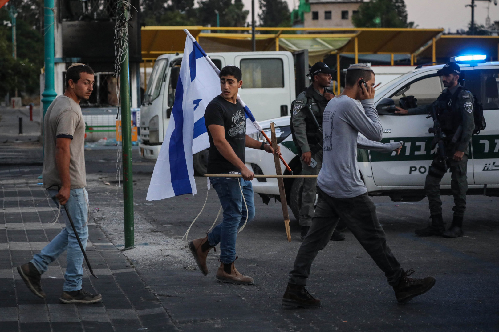Jobboldali zsidó tüntetők vonulnak izraeli zászlókkal Lod városában május 12-én. A városban nagyon komoly, halálos áldozattal is járó összecsapások alakultak ki az arab és a zsidó lakosok között – Fotó: Oren Ziv / Getty Images
