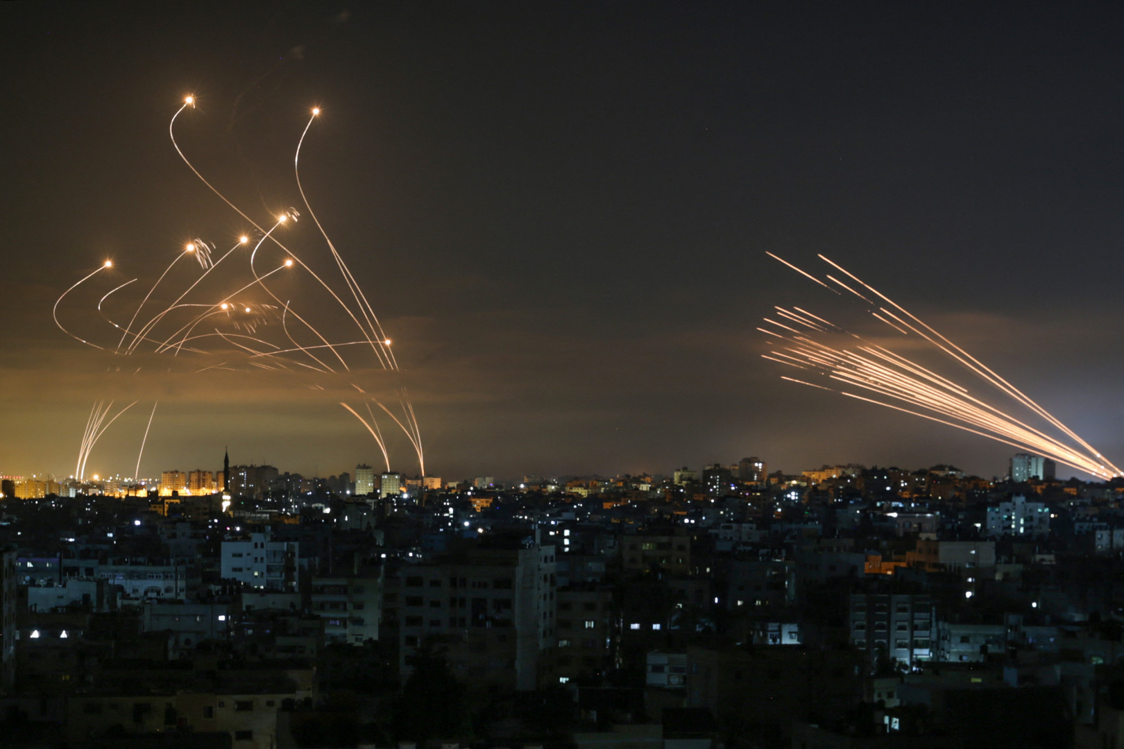 Az izraeli Vaskupola (bal oldalt) elfogja a Hamász a Gázai övezet északi részéről Izrael irányába kilőtt rakétáit (jobb oldalt) május 14-én éjszaka – Fotó: Anas Baba / AFP