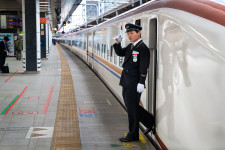 Egyperces késés buktatta le a japán mozdonyvezetőt, aki vécészünetet tartott, miközben 150-nel száguldott a vonata
