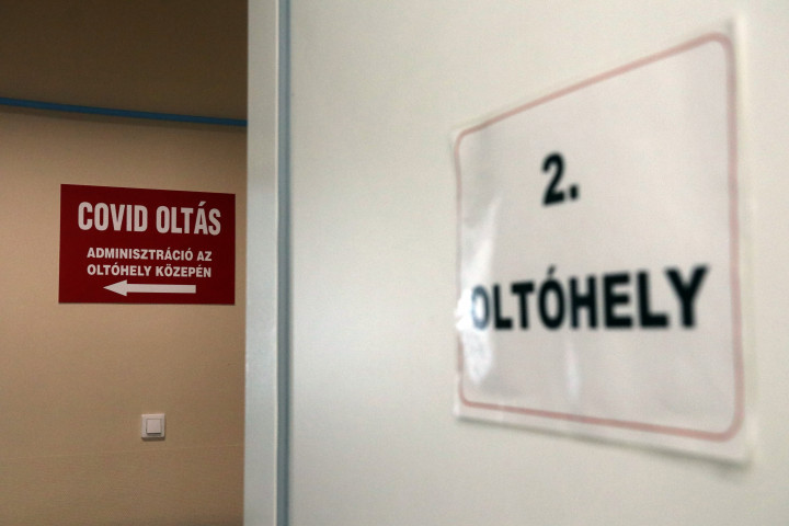 Oltópont egy vidéki oktatókórházban 2021. március 28-án – Fotó: Vajda János / MTI