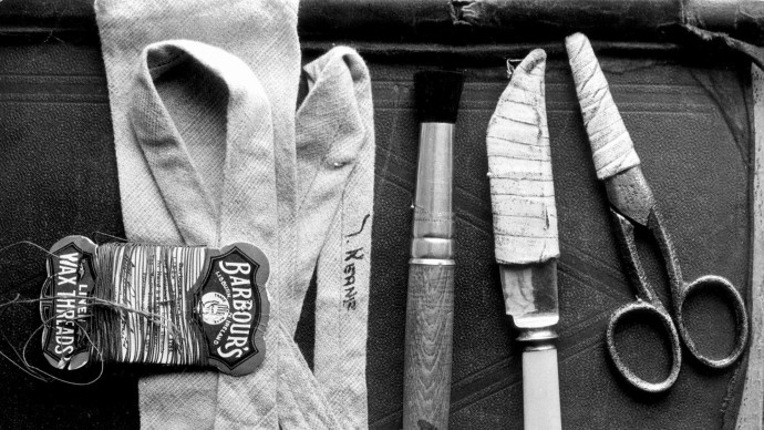 Aférfi bőröndeje és annak tartalma a viaszos cérnagurigával – Fotó: Ausztrál rendőrség