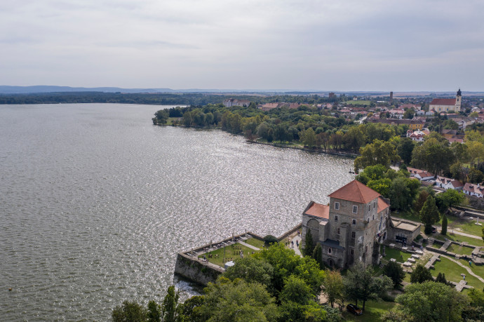 Hvg: Listázhatták Tatán a helyi szállodaberuházást ellenző civileket